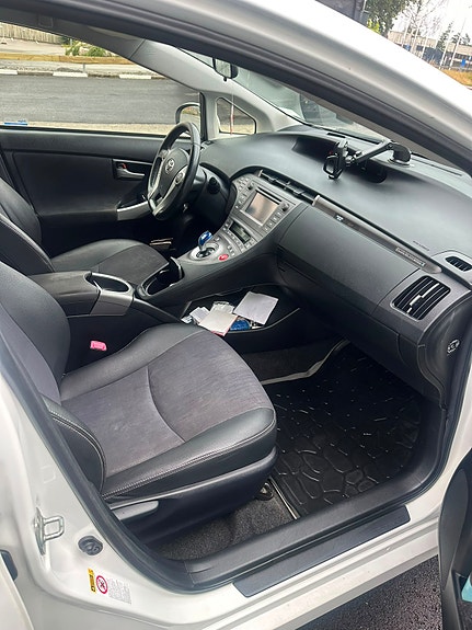 Toyota Prius Plug-in Hybrid 3 of 5