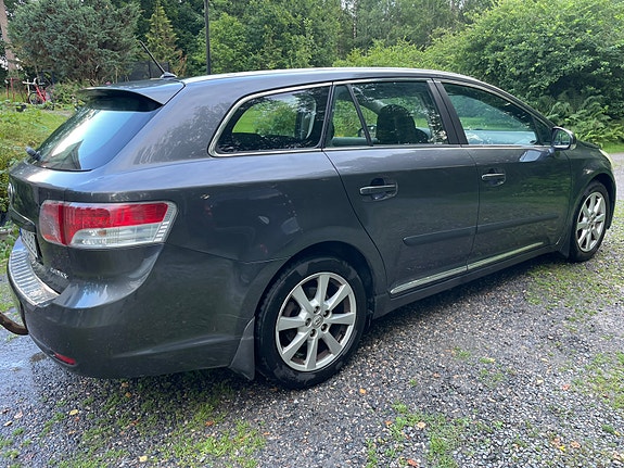 Toyota Avensis 4 of 5