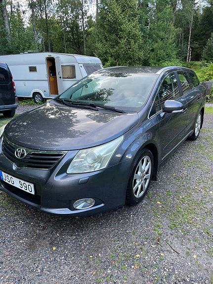 Toyota Avensis 2 of 5