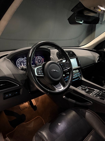 Jaguar F-PACE 11 of 16