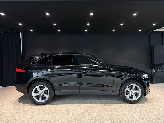 Jaguar F-PACE 6 of 16
