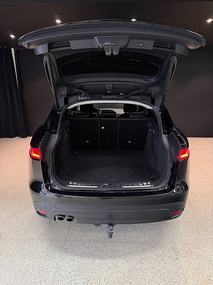 Jaguar F-PACE 8 of 16