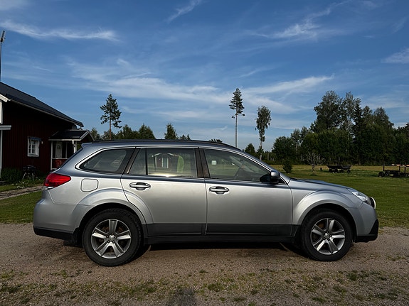 Subaru Outback 2 of 5