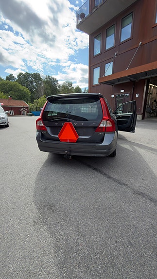 Volvo V70 2 of 7