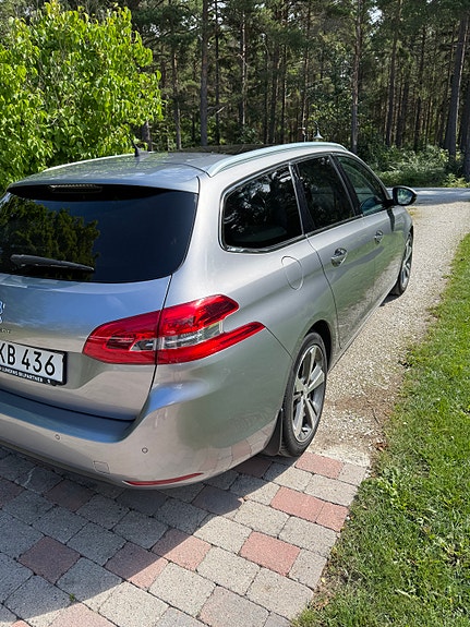 Peugeot 308 SW 2 of 5