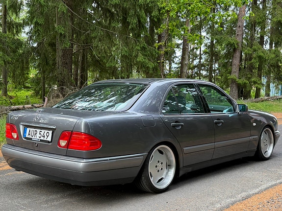 Mercedes-Benz E230 4 of 5
