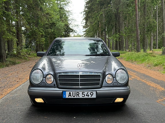Mercedes-Benz E230 3 of 5