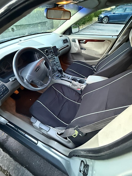 Volvo V70 3 of 7