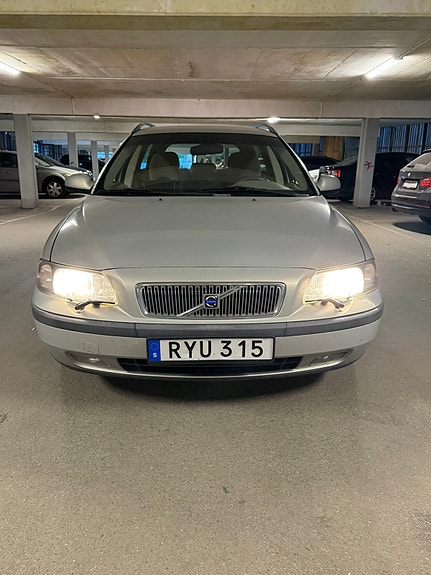 Volvo V70 2 of 7