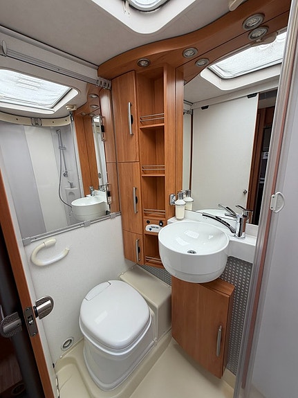 Hymer B 675 SL Mercedes (150HK Automat) Långbäddar & hyttsäng! Solcell Centraldammsugare! Litium! Cykelställ i garage! U 12 of 20