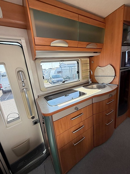 Hymer B 675 SL Mercedes (150HK Automat) Långbäddar & hyttsäng! Solcell Centraldammsugare! Litium! Cykelställ i garage! U 7 of 20