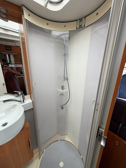 Hymer B 675 SL Mercedes (150HK Automat) Långbäddar & hyttsäng! Solcell Centraldammsugare! Litium! Cykelställ i garage! U 13 of 20
