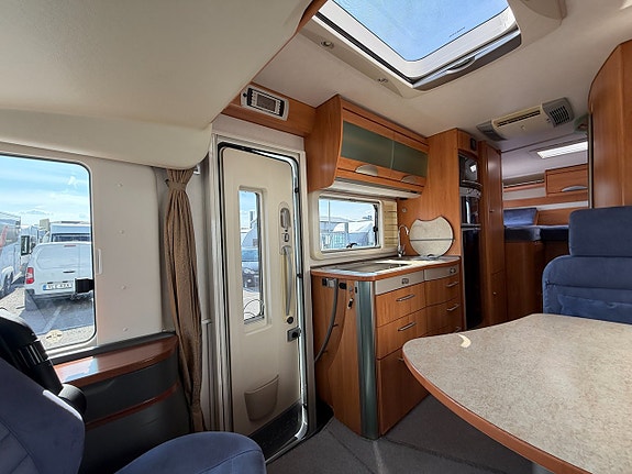 Hymer B 675 SL Mercedes (150HK Automat) Långbäddar & hyttsäng! Solcell Centraldammsugare! Litium! Cykelställ i garage! U 4 of 5