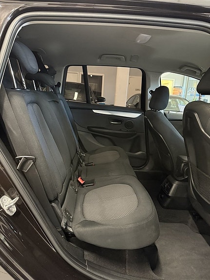 BMW 218d 16 of 17