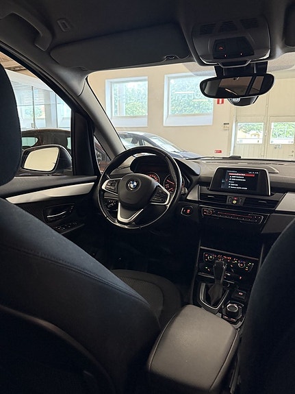 BMW 218d 13 of 17