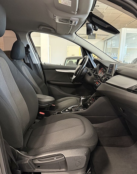 BMW 218d 15 of 17