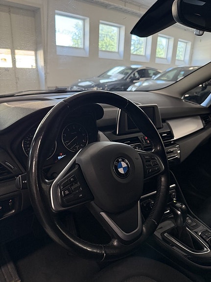 BMW 218d 7 of 17
