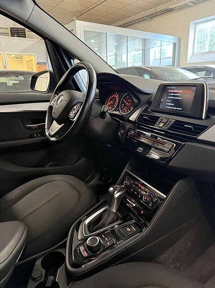 BMW 218d 14 of 17