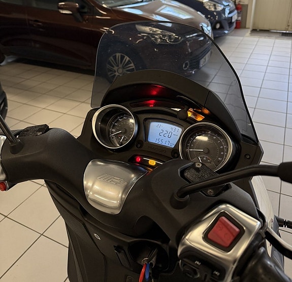 Piaggio MP3 300 HPE 0.3 CVT 1550 Mil B-Körkort 3 of 6