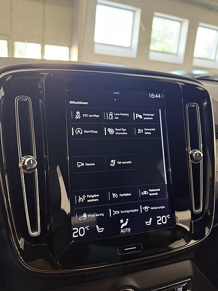 Volvo XC40 11 of 22