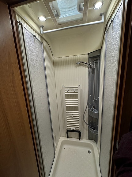 LMC Grand Explorer I800 (180HK AUT) Långbädd! Hydrauliska stödben! ALDE! Vinteranpassad! Stort garage! AC bodel! LÅGA MI 15 of 27