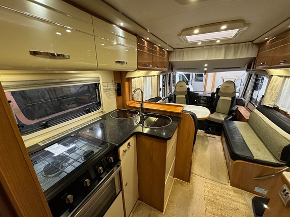 LMC Grand Explorer I800 (180HK AUT) Långbädd! Hydrauliska stödben! ALDE! Vinteranpassad! Stort garage! AC bodel! LÅGA MI 18 of 27