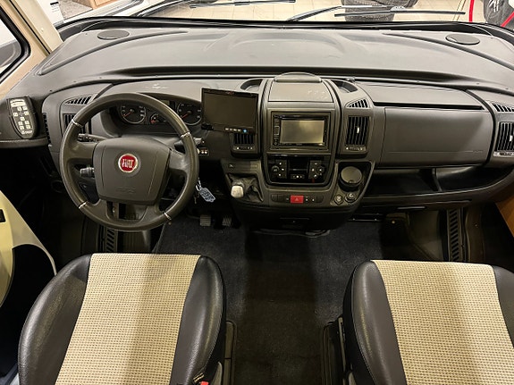 LMC Grand Explorer I800 (180HK AUT) Långbädd! Hydrauliska stödben! ALDE! Vinteranpassad! Stort garage! AC bodel! LÅGA MI 3 of 27