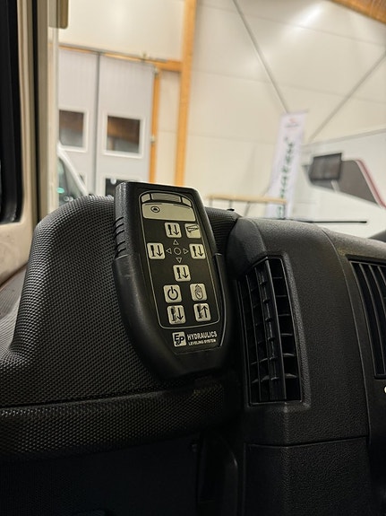 LMC Grand Explorer I800 (180HK AUT) Långbädd! Hydrauliska stödben! ALDE! Vinteranpassad! Stort garage! AC bodel! LÅGA MI 23 of 27