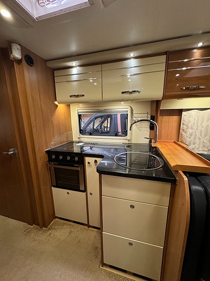 LMC Grand Explorer I800 (180HK AUT) Långbädd! Hydrauliska stödben! ALDE! Vinteranpassad! Stort garage! AC bodel! LÅGA MI 7 of 27