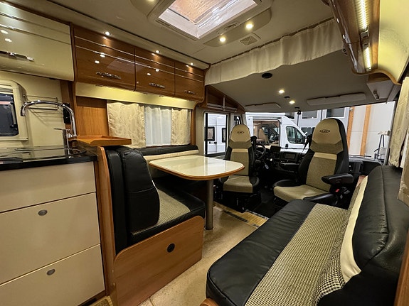 LMC Grand Explorer I800 (180HK AUT) Långbädd! Hydrauliska stödben! ALDE! Vinteranpassad! Stort garage! AC bodel! LÅGA MI 2 of 27