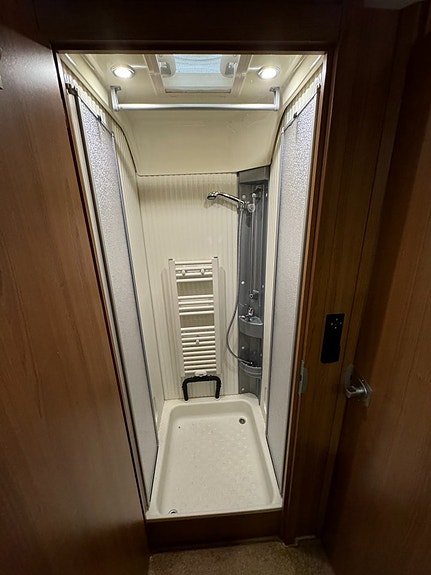LMC Grand Explorer I800 (180HK AUT) Långbädd! Hydrauliska stödben! ALDE! Vinteranpassad! Stort garage! AC bodel! LÅGA MI 17 of 27