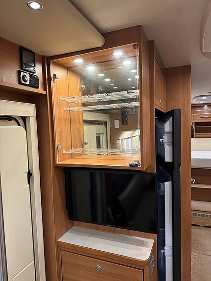 LMC Grand Explorer I800 (180HK AUT) Långbädd! Hydrauliska stödben! ALDE! Vinteranpassad! Stort garage! AC bodel! LÅGA MI 11 of 27