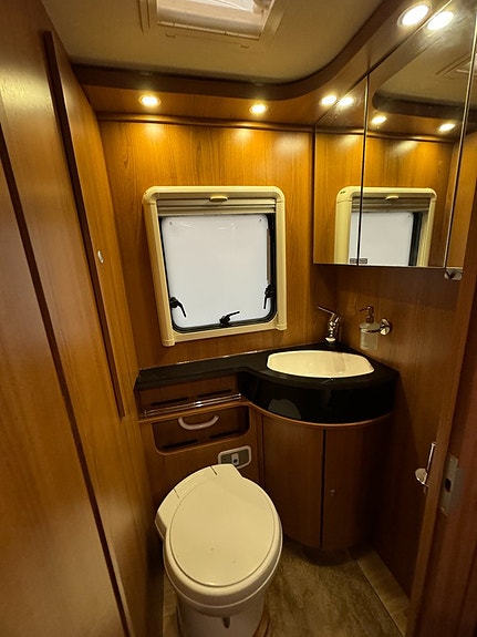 LMC Grand Explorer I800 (180HK AUT) Långbädd! Hydrauliska stödben! ALDE! Vinteranpassad! Stort garage! AC bodel! LÅGA MI 16 of 27