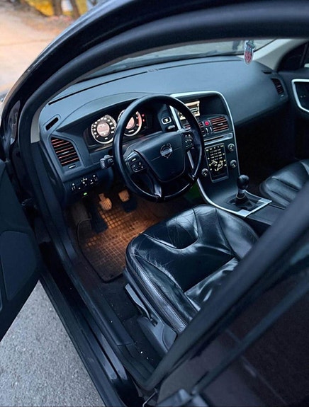 Volvo XC60 2 of 7