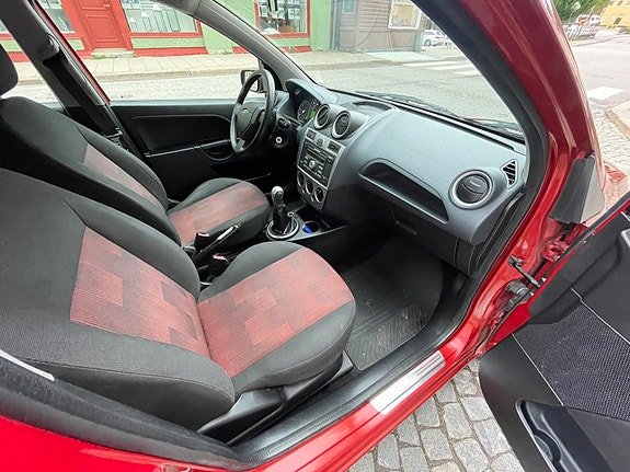 Ford Fiesta 4 of 5