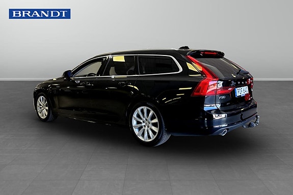 Volvo V90 2 of 5