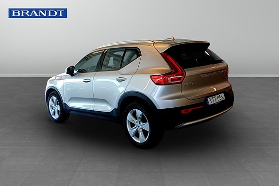 Volvo XC40 2 of 5