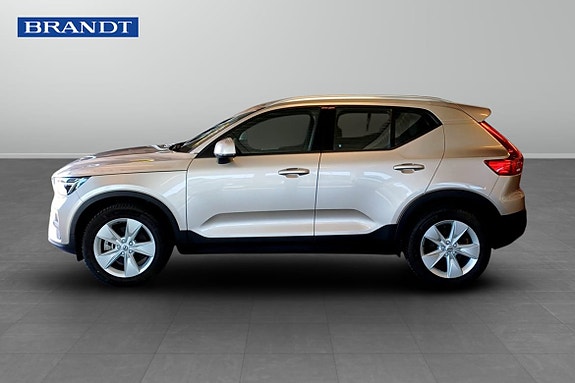 Volvo XC40 3 of 5