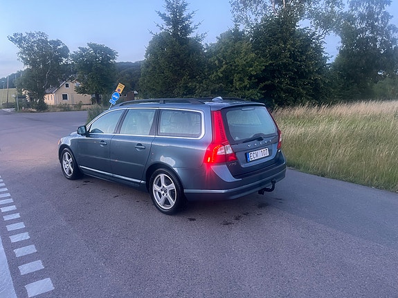 Volvo V70 2 of 5
