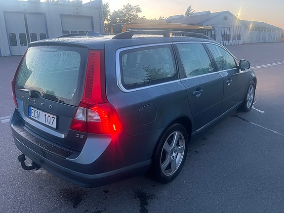 Volvo V70 4 of 5