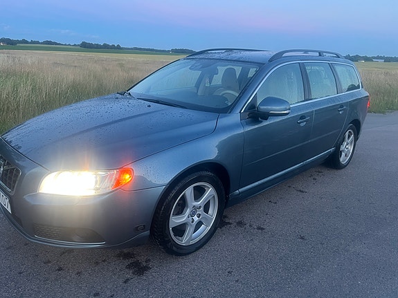 Volvo V70 3 of 5