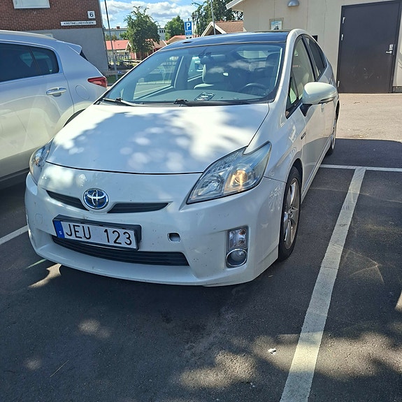 Toyota Prius 2 of 5