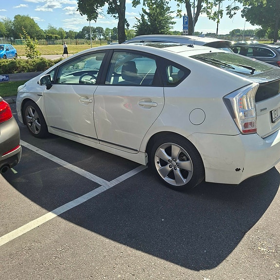 Toyota Prius 4 of 5