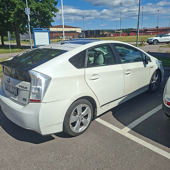 Toyota Prius 3 of 5