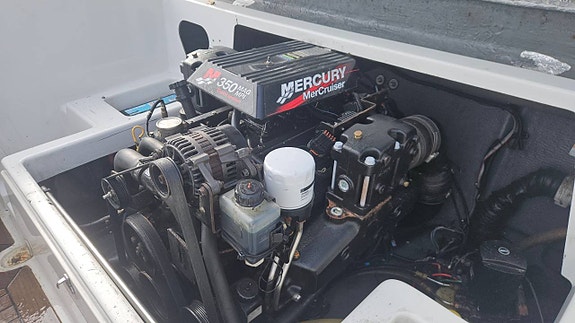 Hydrolift F23 med Mercruiser 350 Magnum MPI 8 of 8