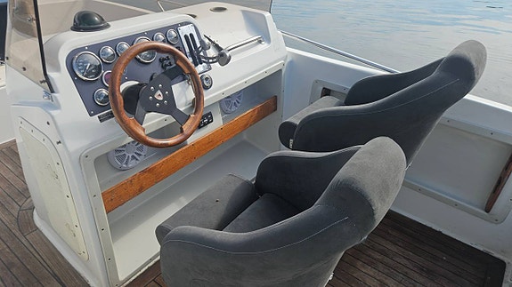 Hydrolift F23 med Mercruiser 350 Magnum MPI 2 of 5