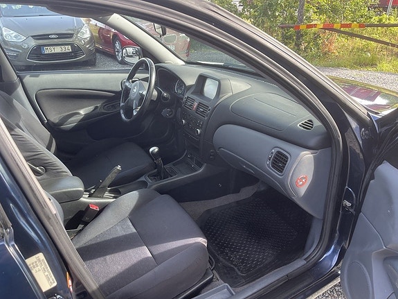 Nissan Almera 11 of 19