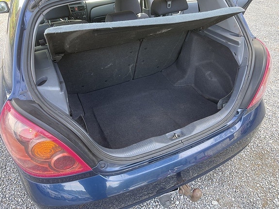 Nissan Almera 16 of 19