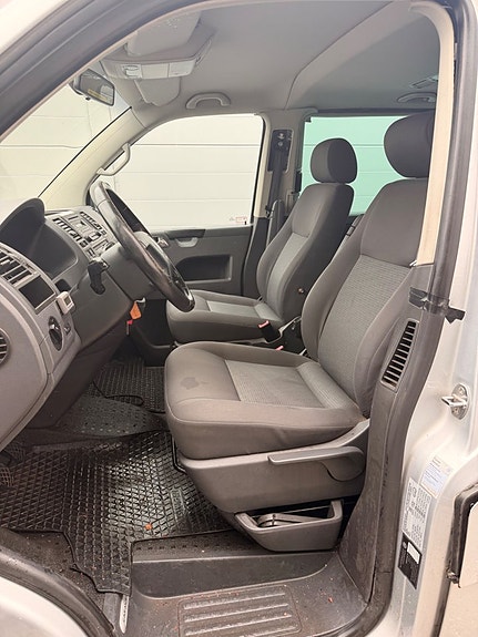 Volkswagen Caravelle 16 of 22