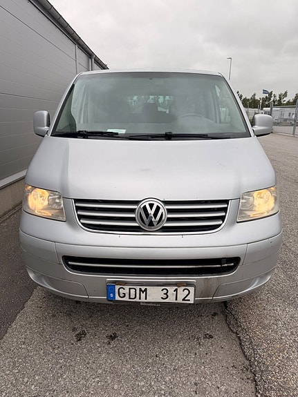 Volkswagen Caravelle 2 of 5